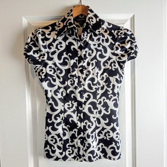 Bebe Signature Logo B&W Silk Print SS Blouse - Picture 1 of 5